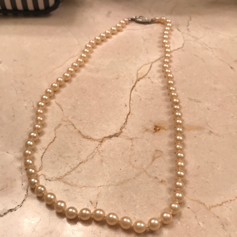 Pearl necklace with antique broche
